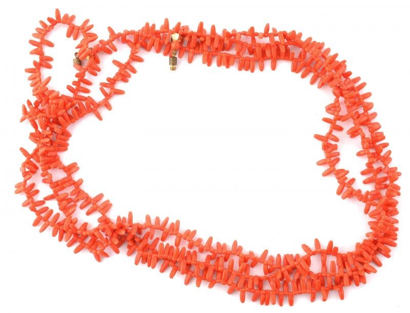 Három soros korall nyaklánc, csavaros kapoccsal, szép állapotban, h: 68 cm