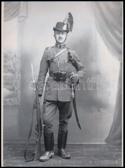 cca 1943 Csendőr teljes fegyverzetben, a kiskunfélegyházi Marika-fotóműterem hagyatékából 1 db mai nagyítás jelzés nélkül, 24x17,7 cm