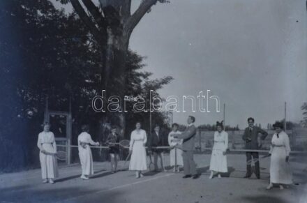 cca 1920 Tenisz társaság, 3 db vintage üveglemez NEGATÍV Kerny István budapesti fotóművész hagyatékából, 9x12 cm