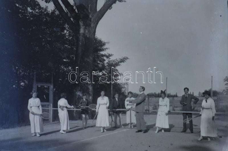 cca 1920 Tenisz társaság, 3 db vintage üveglemez NEGATÍV Kerny István budapesti fotóművész hagyatékából, 9x12 cm