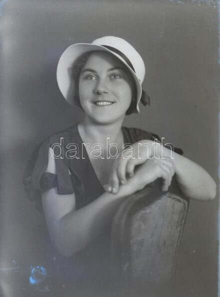 cca 1948 és cca 1950 között készült műtermi és külső felvételek, 19 db vintage NEGATÍV (17 üveglemezen) a kiskunfélegyházi Marika fotóműterem hagyatékából, 10x15 cm és 6x9 cm között