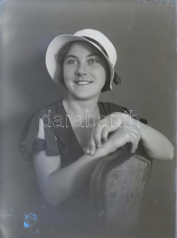 cca 1948 és cca 1950 között készült műtermi és külső felvételek, 19 db vintage NEGATÍV (17 üveglemezen) a kiskunfélegyházi Marika fotóműterem hagyatékából, 10x15 cm és 6x9 cm között