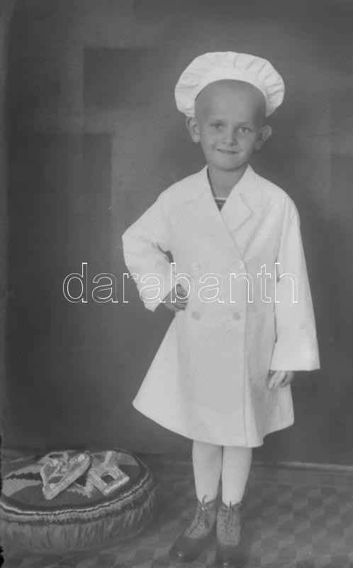 cca 1948 és cca 1950 között készült műtermi és külső felvételek, 19 db vintage NEGATÍV (17 üveglemezen) a kiskunfélegyházi Marika fotóműterem hagyatékából, 10x15 cm és 6x9 cm között - Image 2