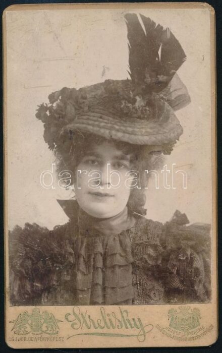 Kalapos hölgy vizitkártya Strelisky műterme