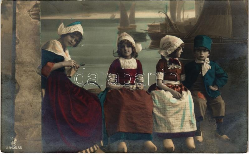 1912 Children at the docks
