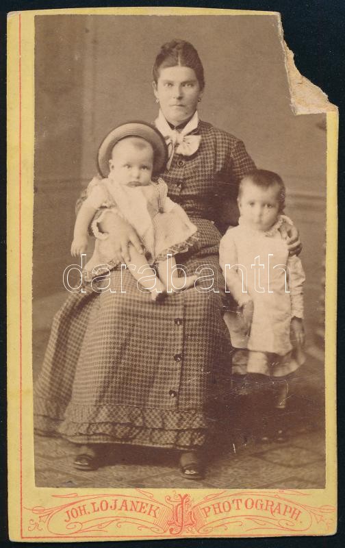 cca 1900 Anya gyermekeivel, keményhátú fotó Lojanek János nagyváradi műterméből, vizitkártya, egyik sarkán sérült, 10x6 cm