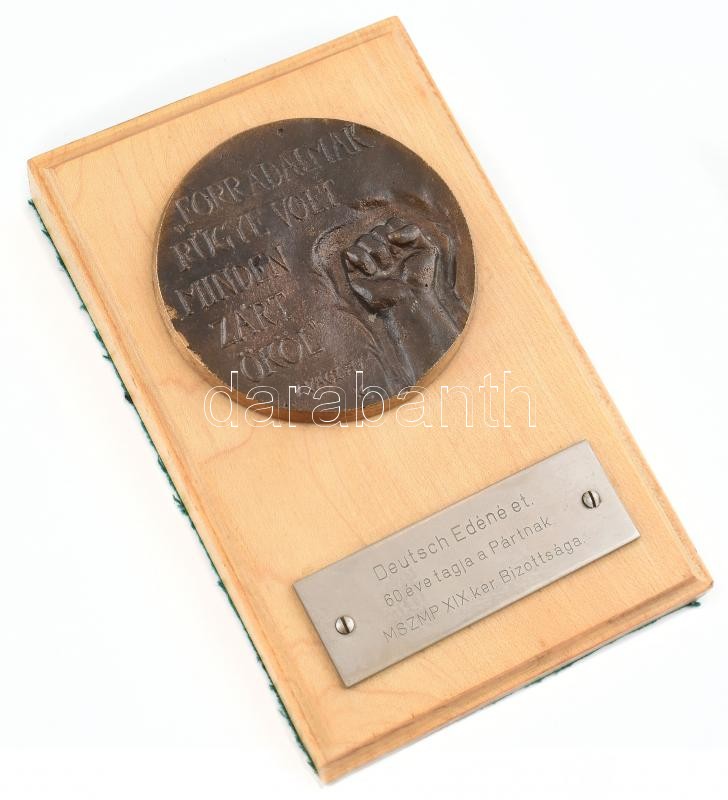 Képíró Zoltán (1944-1981) DN 'Forradalmak rügye volt minden zárt ököl /Váci M./' bronz emlékérem fa alapoon névre szóló plakettel d: 9 cm