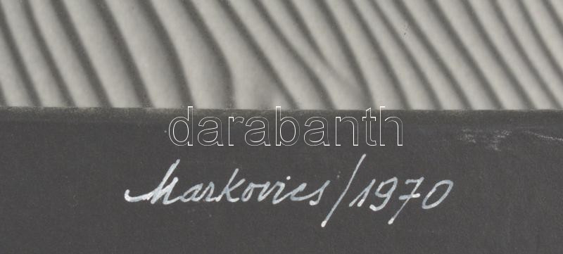 Markovics Ferenc (1936-2019): A homok játéka (Play of the sand), 1970. 1:1-es nagyítás fotópapírra. Jelzett fotóművészeti alkotás, matt fekete paszpartuval. Hátoldalán a művész bélyegzőjével. Felületi sérüléssel. 38x25 cm - Image 2