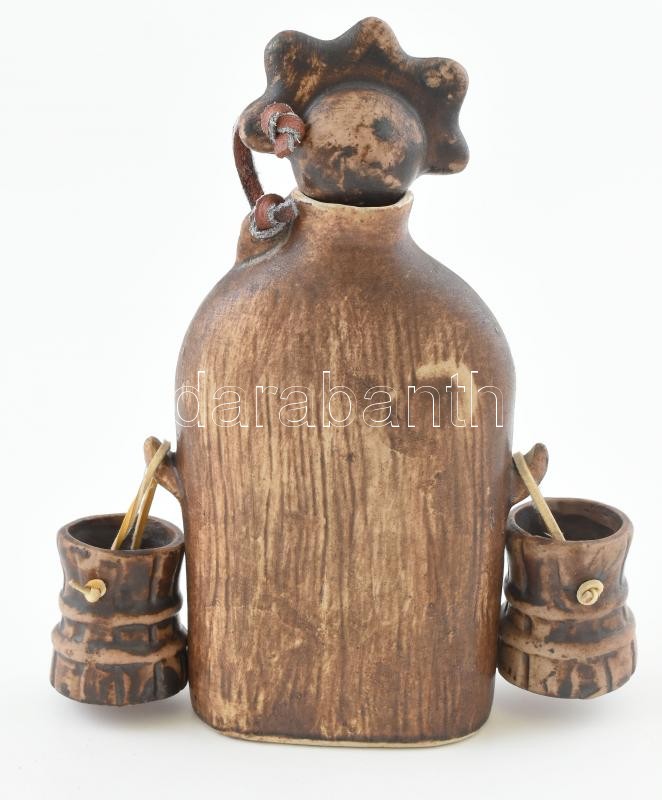 Kerámia, figurális butéla, két vödör pohárral. 17 cm