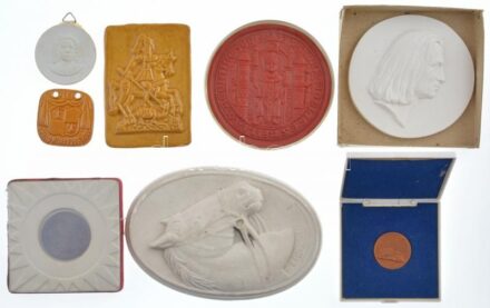 8db-os, főleg külföldi kerámiaplakett-tétel, közte 'Luther Márton' fakszimile fém emlékérem műanyag tokban, tanúsítvánnyal (31mm) T:1-2 8pcs, mostly foreign ceramic plaque lot, within 'Martin Luther' facsimile metal medallion in