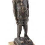 Jelzés nélkül: Bronz I. világháborús katona szobor, mészkő talapzaton. 23 cm Jelzés nélkül
