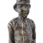 Jelzés nélkül: Bronz I. világháborús katona szobor, mészkő talapzaton. 23 cm Jelzés nélkül - Image 2