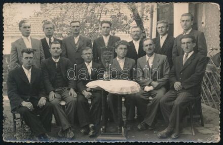 cca 1950 Jászárokszállás, 'Legjobb makadámútépítő brigád' (Rákosi-időszak), csoportkép, hátoldalán feliratozott fotólap, 14x9 cm