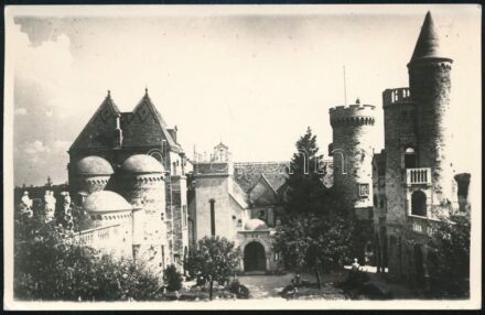 cca 1960 Bory Jenő autográf aláírása a Bory vár fotólapján