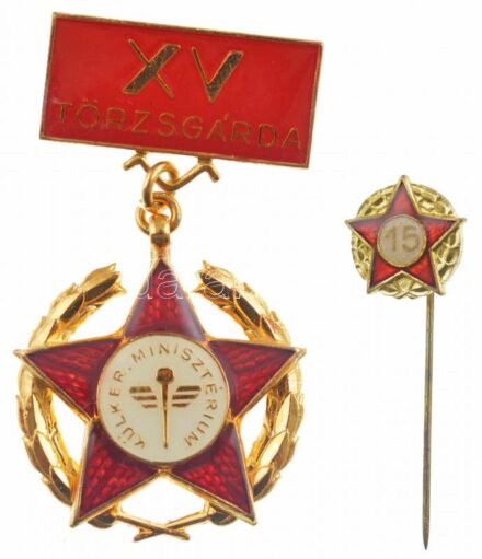 ~1970. 'XV Törzsgárda - Külker. Minisztérium' aranyozott, zománcozott kitüntető jelvény miniatűrrel, eredeti tokban T:1