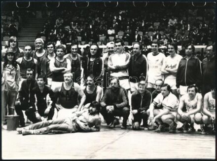 1982 Bp., sportrendezvény a frissen megnyitott Budapest Sportcsarnokban, csoportkép, rajta Csapó Gábor, Bujtor István, id. Knézy Jenő, Frenreisz Károly, Hoppe Pál, stb., fotó, 17,5x13 cm