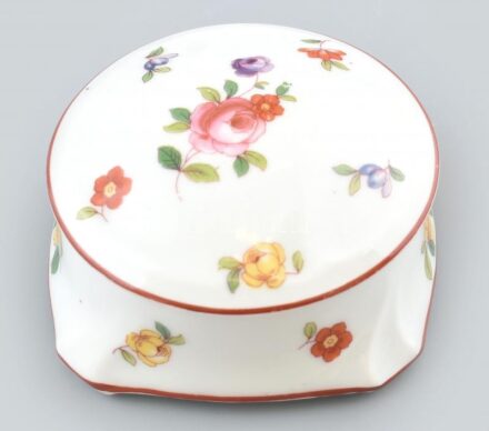 Royal porcelán bonbonniere. Kézzel festett, jelzett, kopásokkal d: 10 cm