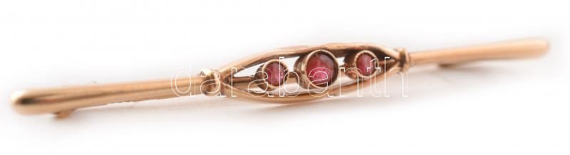 14K arany (Au) bross, gránát kővel, jelzett, bruttó: 0,93g