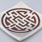 Svasztika motívumos alumínium design tányér, műgyanta betéttel. 30x30cm