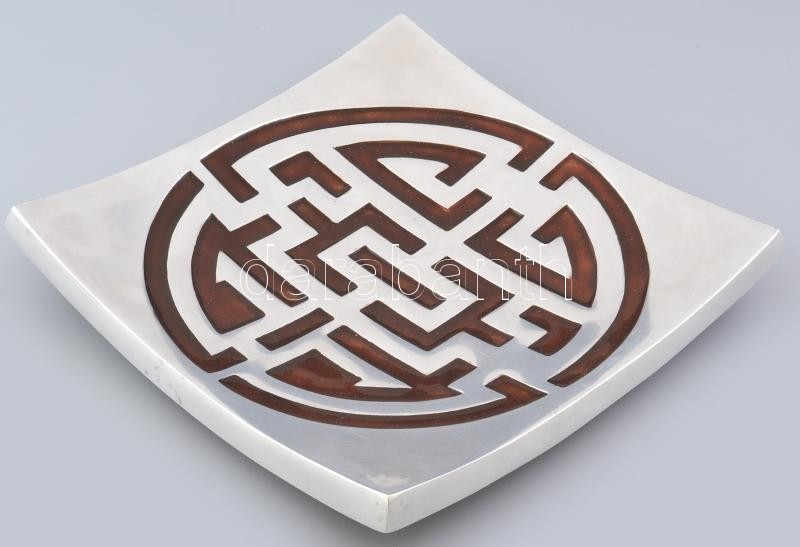 Svasztika motívumos alumínium design tányér, műgyanta betéttel. 30x30cm