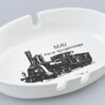 Zsolnay porcelán MÁV pécsi igazgatósága Stephenson mozdony, hamutartó. Matricás, jelzett, hibátlan. 15x10 cm