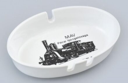Zsolnay porcelán MÁV pécsi igazgatósága Stephenson mozdony, hamutartó. Matricás, jelzett, hibátlan. 15x10 cm