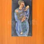 Olvashatatlan jelzéssel: Madonna gyermekével. Tűzzománc, fára applikálva. Tűzzománc mérete: 16,5x9,3 cm