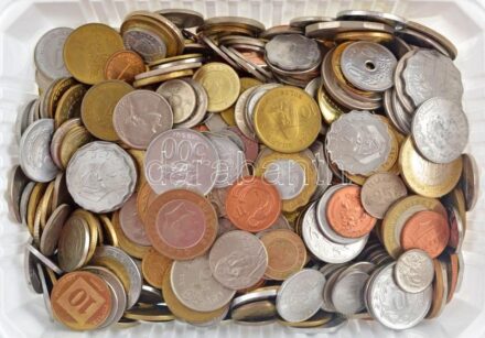 Vegyes külföldi érmetétel ~2kg-os súlyban, közte több egzotikus ország, nagyrészt szép állapotú darabok T:1-2 Mixed foreign coin lot with several egzotic countries, mostly in good condition (~2kg) C:UNC-XF