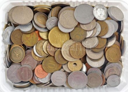 Vegyes, főleg külföldi érmékből álló tétel ~2kg-os súlyban T:vegyes Mixed, mostly foreign coin lot (~2kg) C:mixed
