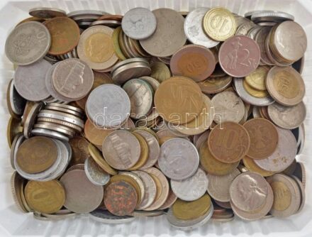 Vegyes, főleg külföldi érmékből álló tétel ~2kg-os súlyban T:vegyes Mixed, mostly foreign coin lot (~2kg) C:mixed