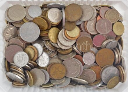 Vegyes, főleg külföldi érmékből álló tétel ~2kg-os súlyban T:vegyes Mixed, mostly foreign coin lot (~2kg) C:mixed