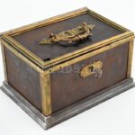 Pénzkazetta XIX. sz. Vas, réz díszekkel, kulccsal. 24x15x12 cm