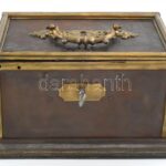 Pénzkazetta XIX. sz. Vas, réz díszekkel, kulccsal. 24x15x12 cm - Image 2