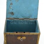 Pénzkazetta XIX. sz. Vas, réz díszekkel, kulccsal. 24x15x12 cm - Image 4