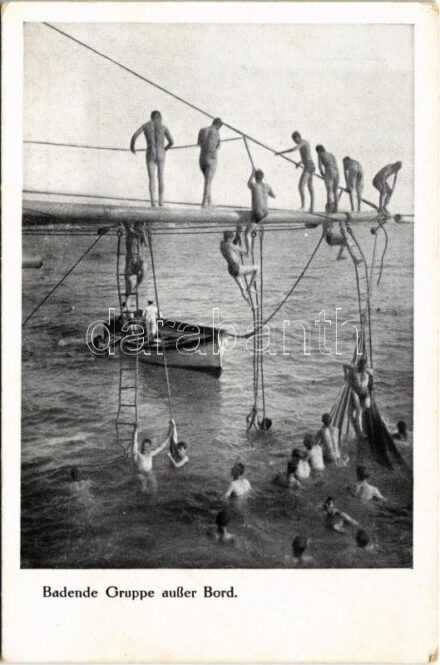 K.u.K. Kriegsmarine. Badende Gruppe ausser Bord / Osztrák-magyar haditengerészet matrózai meztelen fürdőznek a tengerben / Austro-Hungarian Navy mariners bathing naked in the sea