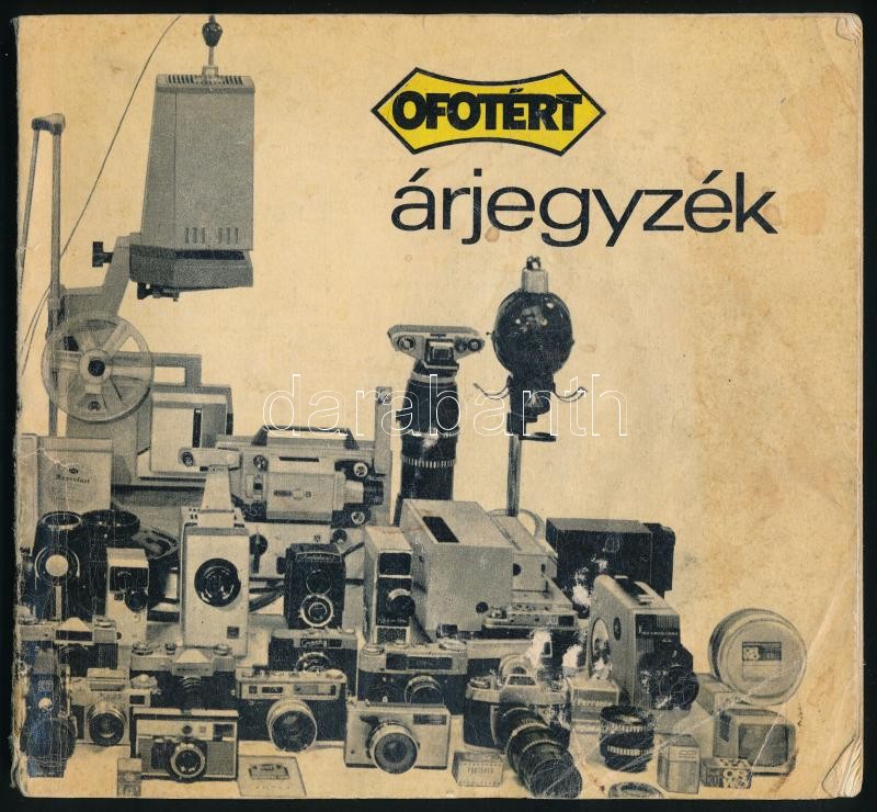 cca 1970 Ofotért árjegyzék, fekete-fehér képekkel illusztrált, kissé viseltes borítóval + 1. sz. fényképezőgép tájékoztató