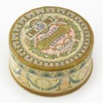 cca 1910 Kugler Henrik Gerbeaud bonbonos doboz, alumínium, papír borítással, szecessziós, szép állapotban, d: 7,5 cm