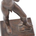 Nagy János: Furulyázó fiú akt 1958. Bronzírozott műgyanta. Jelzett. Furulyája ragasztott. m: 26 cm - Image 2