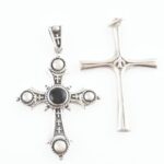 Ezüst(Ag) kereszt, 2 db, jelzett, h: 4,5 és 5 cm, bruttó: 10,8 g