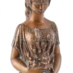 R. Kiss Lenke (1926 - ): Flóra. 1980 körül. Öntött, patinázott bronz, márvány talapzaton. Jelzett M:35cm - Image 2