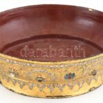 Lakkozott fa tálka. XIX. sz. India. Üveggyöngyökkel, kézzel festett, laparonyozott, kopott, repedésekkel. d: 26 cm