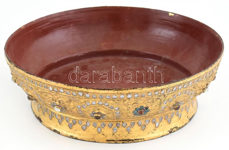 Lakkozott fa tálka. XIX. sz. India. Üveggyöngyökkel, kézzel festett, laparonyozott, kopott, repedésekkel. d: 26 cm