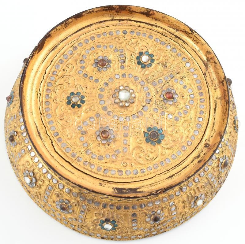 Lakkozott fa tálka. XIX. sz. India. Üveggyöngyökkel, kézzel festett, laparonyozott, kopott, repedésekkel. d: 26 cm - Image 3