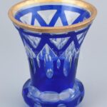 1880 körül, Biedermeier díszpohár, többrétegű hámozott üveg, korának megfelelő kopásokkal, szájpereme aranyozott, kopott, m: 13 cm
