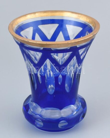 1880 körül, Biedermeier díszpohár, többrétegű hámozott üveg, korának megfelelő kopásokkal, szájpereme aranyozott, kopott, m: 13 cm