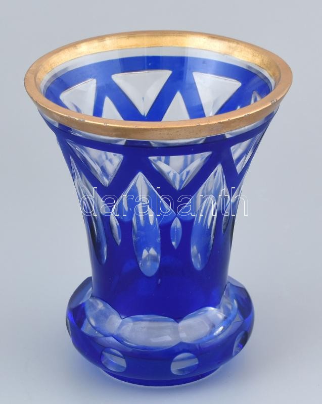 1880 körül, Biedermeier díszpohár, többrétegű hámozott üveg, korának megfelelő kopásokkal, szájpereme aranyozott, kopott, m: 13 cm