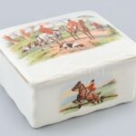 Victoria jelzett porcelán bonbonier, matricás lovaspóló jelenettel, kopásnyomokkal, 9x7,5 cm