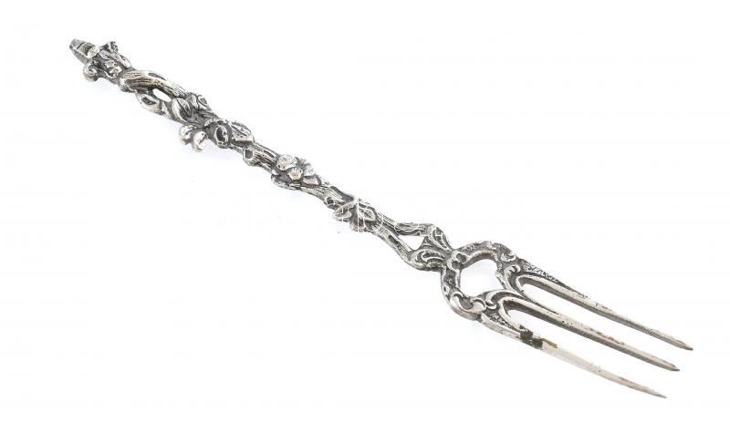 Ezüst(Ag) virágos nyelű sajtvilla, jelzett, h: 11 cm, nettó: 10,2 g