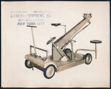 cca 1940 Camera Equipment Co. New York, amerikai filmes felszereléseket forgalmazó cég 'Fearless Panoram Dolly' típusú mozgatható kameraállványa (kamerakocsi); nagyméretű, a hátoldalon feliratozott, pecséttel jelzett fotó, szélén