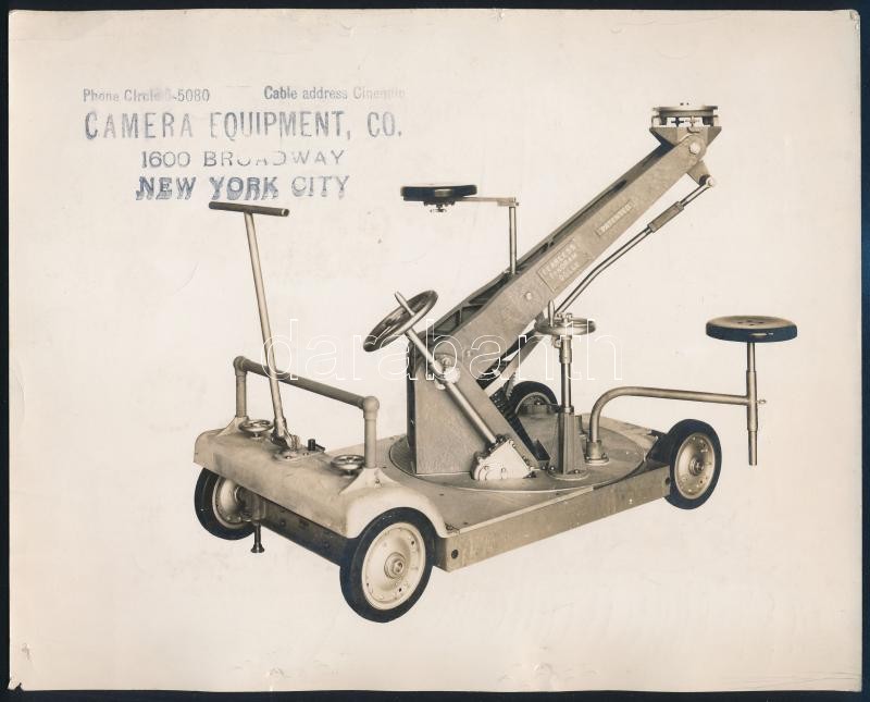 cca 1940 Camera Equipment Co. New York, amerikai filmes felszereléseket forgalmazó cég 'Fearless Panoram Dolly' típusú mozgatható kameraállványa (kamerakocsi); nagyméretű, a hátoldalon feliratozott, pecséttel jelzett fotó, szélén